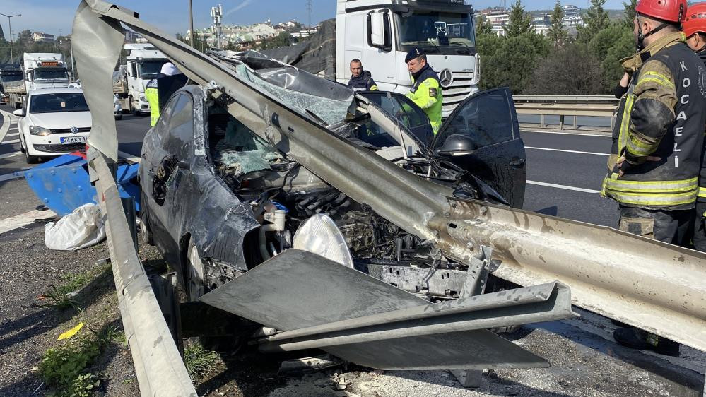 Bariyerlere saplanan otomobil hurda yığınına döndü: 1 ağır 4 yaralı