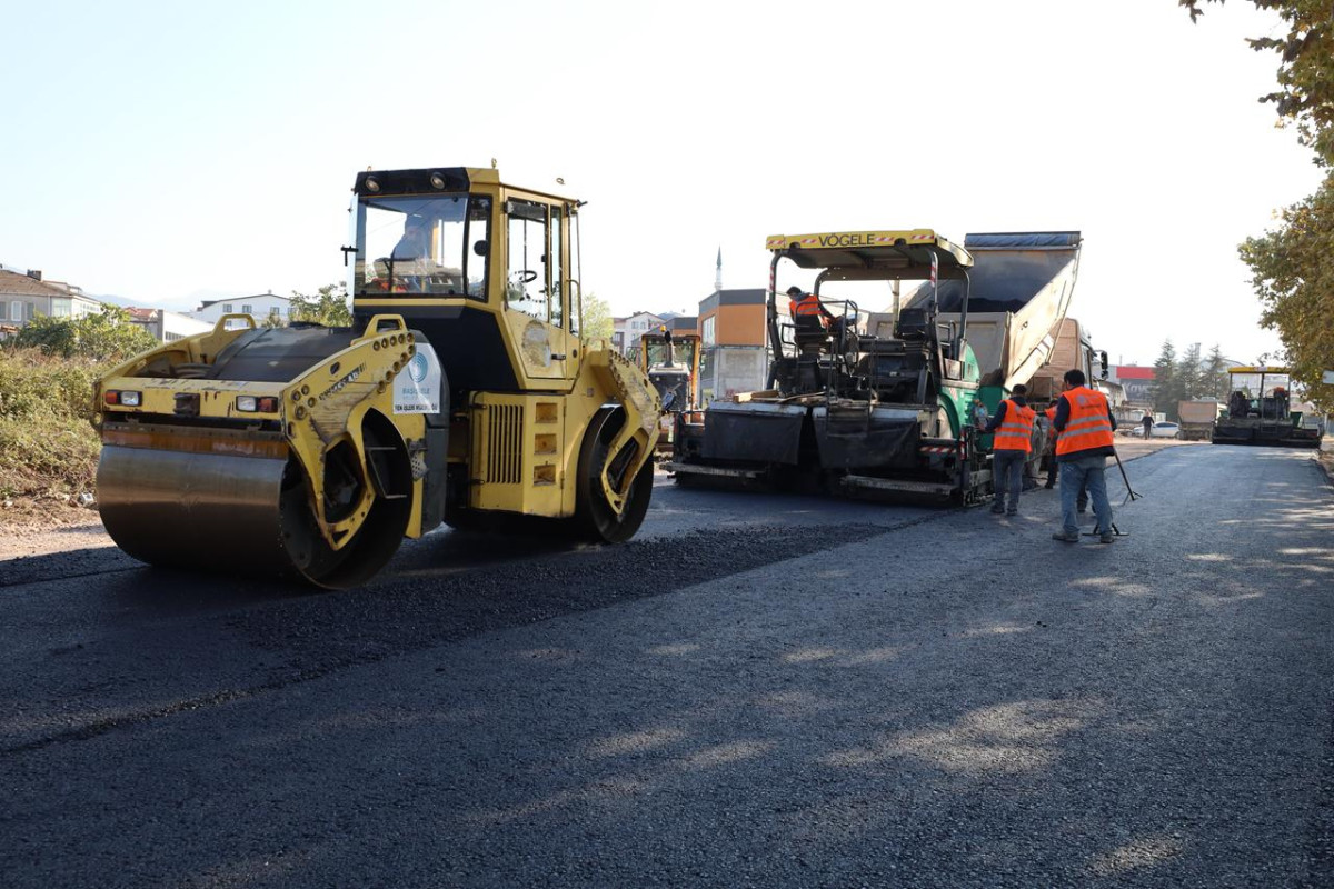 BAŞİSKELE TRAFİĞİNE NEFES ALDIRACAK YENİ YOL ASFALTLANIYOR