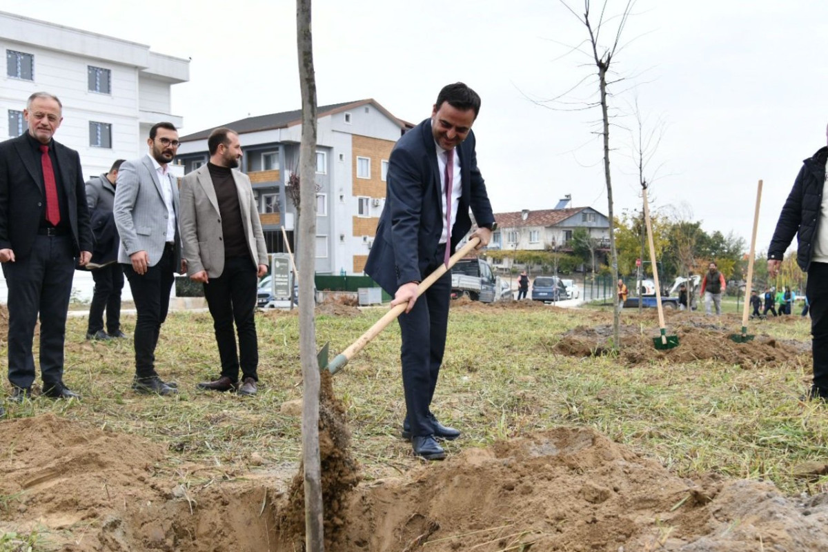 BAŞİSKELE'DE FİDANLAR TOPRAKLA BULUŞTU