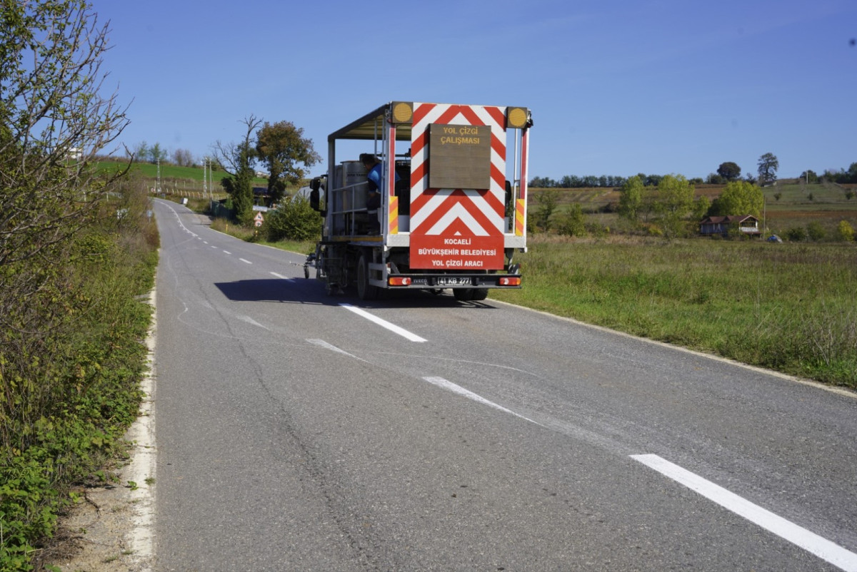 BÜYÜKŞEHİR’DEN İZMİT’TE 13 BİN METRE YOL ÇİZGİSİ