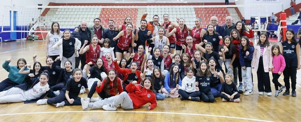 CADENCE GÖLCÜK VOLEYBOL TAKIMI DEV DERBİNİN KAZANINI OLDU