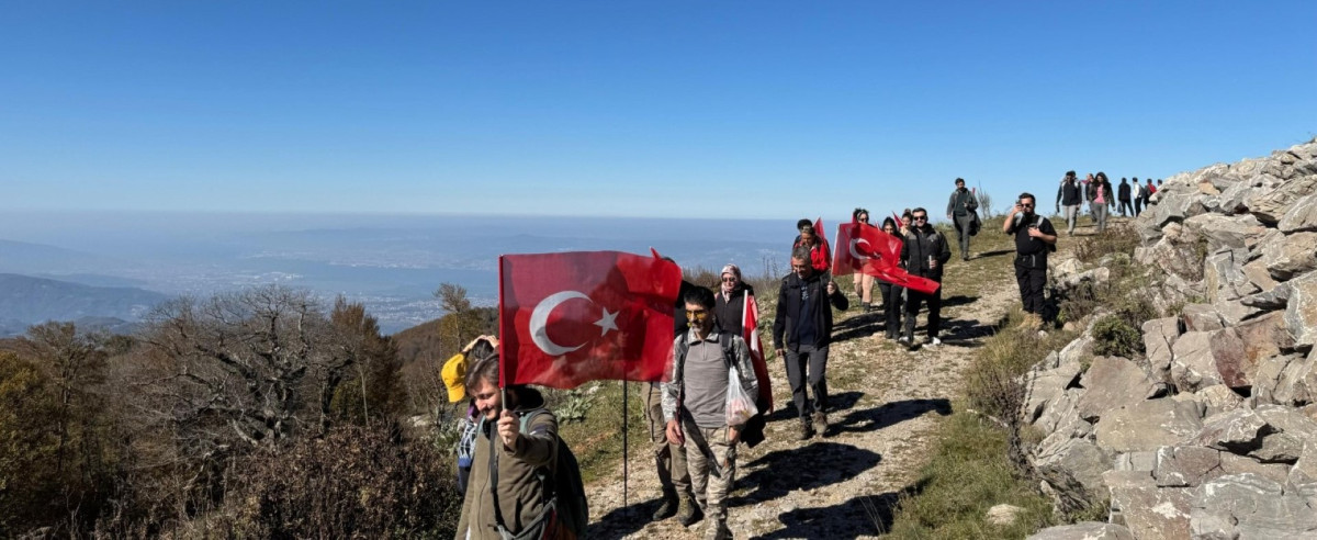  DOĞASEVERLER CUMHURİYET COŞKUSUNU KARTEPE'NİN ZİRVESİNDE KUTLADI