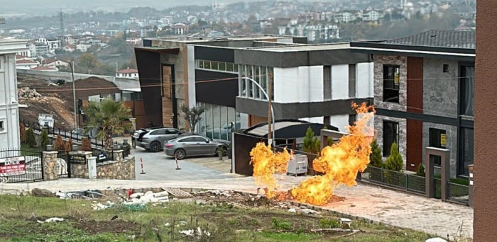 İŞ MAKİNESİ DOĞAL GAZ BORUSUNU DELDİ, MAHALLEDE YANGIN PANİĞİ YAŞANDI