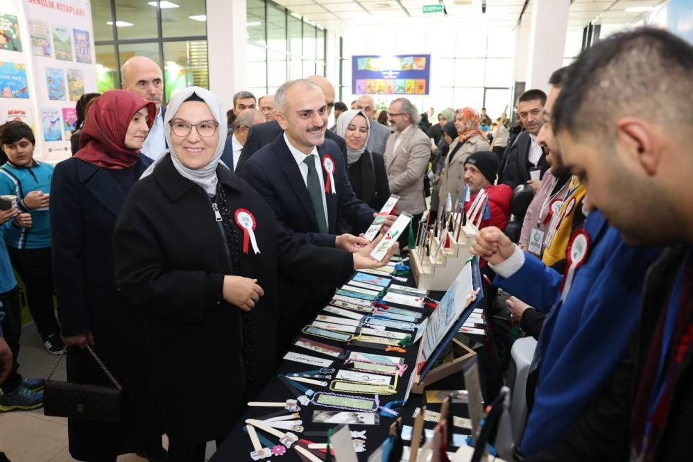 KİTAP GÜNLERİ'NDE ÖZEL BİREYLERDEN KATILIMCILARA HEDİYE