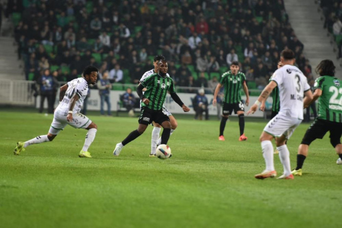 SAKARYA ENGELİNİ AŞTI LİDERLİĞE YÜKSELDİ KOCAELİSPOR:  1  SAKARYASPOR :0