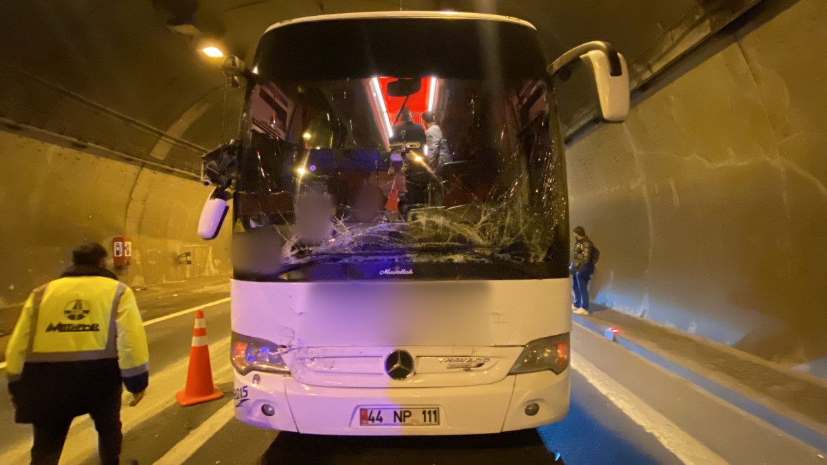 TEM'DE İKİ YOLCU OTOBÜSÜ VE TIR KAZAYA KARIŞTI: 14 YARALI